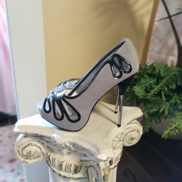 Gray Cutout Stilletos - Picture 4 of 10